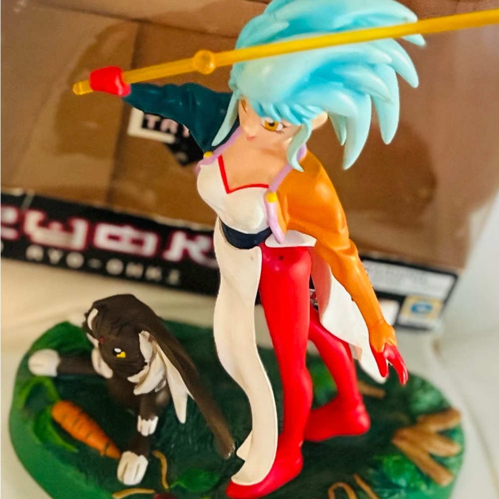 ⭐️ VINTAGE TENCHI MUYO ⭐️ FIGURE W/ BOX